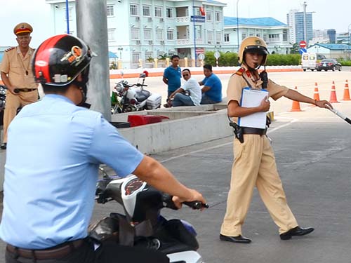 CSGT kiểm tra những gì khi ra hiệu lệnh dừng xe